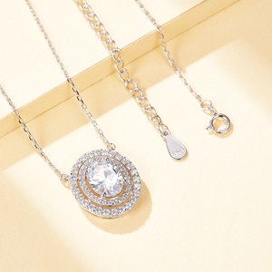 Collier SHREYA DIAM Galaxia avec pendentif en moissanite taille ovale et double halo entouré, en argent 925 plaqué or, bijoux tendance pour femme - Product Image 4