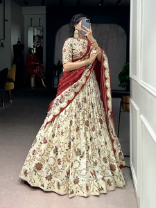 Lehenga de seda tussar con diseño dorado y estampado en foil, con blusa sin coser de seda tussa y dupatta de seda tussar. - Product Image 6
