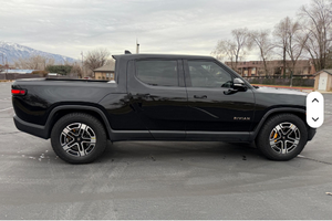 Rivian R1T Adventure Edition 2022 d'occasion, quatre moteurs, transmission intégrale, batterie grande capacité, non modifiée - Product Image 5