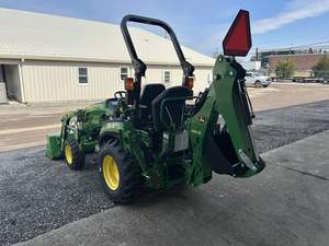 Tractor de Ruedas John Deere 2025R 2025 de 25 HP, 4x4 y 4x2 con Cargador Frontal y Retroexcavadora, Equipo Agrícola Esencial - Product Image 2