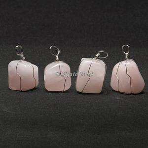 Collar de cristal caído de ágata de cuarzo rosa Colgante de estilo Feng Shui con propiedades curativas Mayorista de guijarros de piedras preciosas talladas - Product Image 1