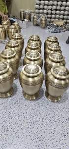 Urne funéraire en laiton de style américain, capacité de 220 pouces cubes, designs personnalisables, fabricant d'Inde - Product Image 3