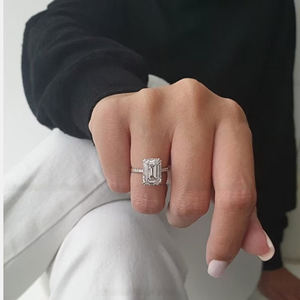 Anillo de compromiso de moissanita de corte esmeralda de lujo de 6 quilates en oro blanco con doble halo invisible de cuatro puntas y banda de media eternidad - Product Image 3