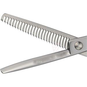 Tijeras de Entresacar Profesionales para Peluquería, 5.75 Pulgadas, al por Mayor |   Alicate Alemán de Acero Inoxidable para Diestros con Punta Roma de 32 Dientes - Product Image 6