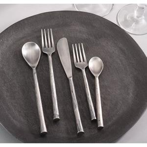 Juego de cubiertos de metal brillante clásico, perfecto para comidas tradicionales, hogares modernos, funciones de catering y servicio de comida profesional - Product Image 1