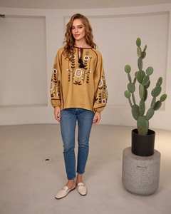 เสื้อผ้าลินินแบบวินเทจสไตล์ยูเครนสำหรับผู้หญิง ปักลายแบบวิชิวันกา เหมาะสำหรับใส่ทำงาน สีพื้น ผลิตในอินเดีย รับผลิตแบบ ODM - Product Image 1