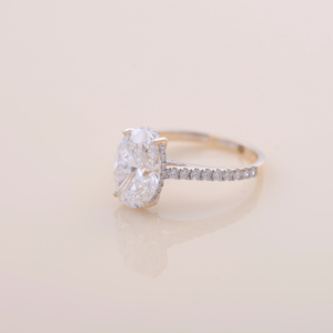 Anillo de Compromiso con Halo de Diamantes Cultivados en Laboratorio de 5.04ct, Corte Ovalado, en Oro Blanco, Amarillo y Rosa de 18K, con Piedras Laterales Redondas - Product Image 2