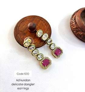 Kundan Jhumkas élégantes pour femmes intemporelles avec des boucles d'oreilles en perles de fête pour une utilisation nuptiale - Product Image 5