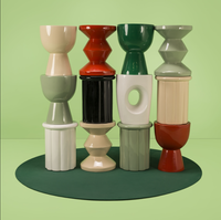 Table d'appoint en laque artisanale de haute qualité, finition artistique brillante, pièce d'accent unique pour les espaces contemporains