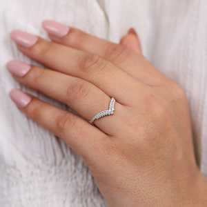 Anillo Clásico en Forma de V con Diamante Cultivado en Laboratorio, Corte Chevron, Plata de Ley, Opciones en Oro, Claridad VS - Colección de Anillos de Diamantes Elegantes - Product Image 2