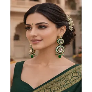 Pendientes colgantes de estilo moderno con baño de oro, diseño Polki Kundan y detalles verdes. - Product Image 1