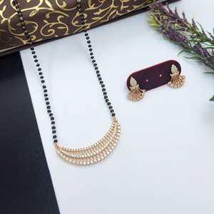 Ensemble de Mangalsutra de qualité supérieure anti-ternissement pour femme Mala de perles noires élégantes de 18 pouces avec pendentif élégant et boucles d'oreilles assorties - Product Image 4