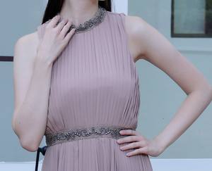 Robe longue perlée à la main pour femmes à point fin de haute qualité avec style de robe longue de travail de perles brillantes pour un événement spécial et une utilisation pour un dîner - Product Image 1