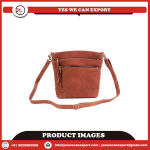 Nouvel arrivage de sac à bandoulière en cuir vintage élégant et tendance pour hommes écologique avec chaînes et boutons décoratifs en vente - Product Image 6