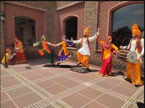 Estatuas FRP Bhangra para boda Punjabi estatuas culturales de fibra Punjabi a la venta estatuas decorativas FRP para boda Punjabi - Product Image 5