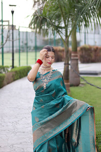 Saree en soie douce Banarasi avec riche pallu et chemisier pièces mode femme fournisseur en gros usine - Product Image 3