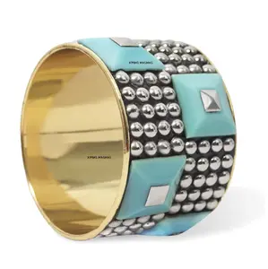 Brazalete de latón ligero hecho a mano, cuentas piramidales de resina azul cielo, detalles de tuerca de latón dorado, ancho de banda de 1,5 pulgadas elegante - Product Image 1