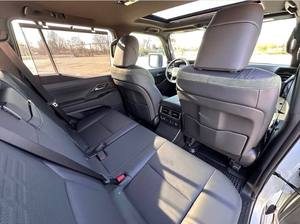 Lexus GX 550 Overtrail+ d'occasion 2024, moteur, transmission automatique à 6 vitesses, cuir de haute qualité, couleur foncée - Product Image 2