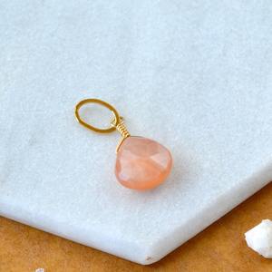 Colgante de Piedra Lunar Melocotón en Forma de Lágrima, Gema Facetada, Piedra Natural Color Melocotón Suave, Chapado en Oro, Joyería Artesanal - Product Image 1