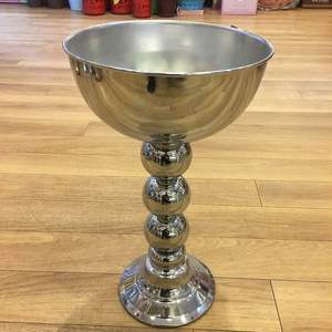 Tazón de Servir de Metal Hecho a Mano con Acabado Dorado y Pulido de Lujo, Ecológico y Duradero para Centros de Mesa - Product Image 5