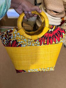 Sac fourre-tout jaune en paille avec garniture en tissu africain wax, style seau, fait main, motif floral, sac à main d'été pour la plage, fermeture à cordon, en bois - Product Image 5