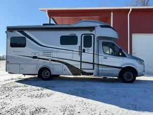 CAMPING-CAR D'OCCASION MERCEDES-BENZ SPRINTER 3500XD TIFFIN WAYFARER 25QW 2020 (CONDUITE À GAUCHE/DROITE) - Product Image 3