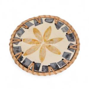 Sous-verre en rotin de style naturel avec motif en nacre pour table à café ou à thé, utilisation et touche décorative intérieure - Product Image 3