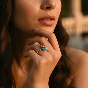 แหวนเงินแท้ 925 สำหรับผู้หญิง ดีไซน์โรแมนติก ประดับพลอยสีแดงและสีน้ำเงิน ชุบโรเดียม ฝังแบบ Bezel รูปทรงเรียบหรู - Product Image 2