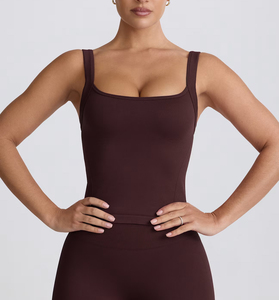 Camiseta sin mangas de palangre sin costuras para mujer, camiseta sin mangas elástica de 4 vías con tirantes fijos anchos de Color chocolate para yoga y gimnasio - Product Image 1