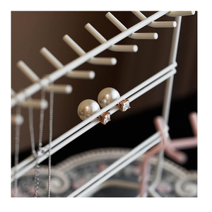 Support de bijoux en métal enduit blanc Design unique Rack de stockage de bijoux en métal domestique Câble de données Fer forgé 18 crochets Support d'oreille - Product Image 5