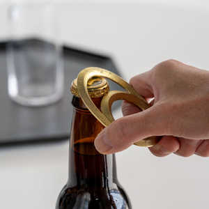 Abrebotellas de latón hecho a mano clásico moderno-Ecológico y duradero para regalo y uso en bares - Product Image 4