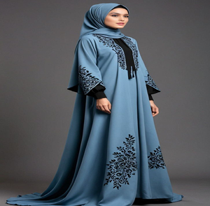 Impresionante abaya monocromática blanca con bordado floral negro en las mangas acampanadas y un ancho cinturón negro. - Product Image 3