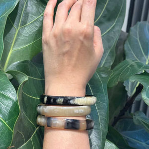 Bracelets en corne de buffle naturelle, fabrication artisanale de bijoux en corne de buffle - Product Image 1