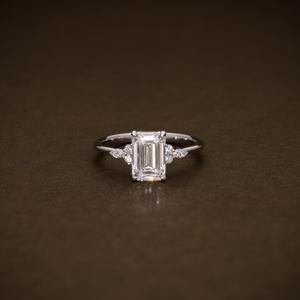 แหวนหมั้นเพชรทรง Emerald Cut น้ำหนัก 1.95 กะรัต ระดับความสะอาด F VVS1 VVS2 เพชรเลี้ยงในห้องปฏิบัติการ พร้อมใบรับรอง IGI ประดับเพชรทรง Marquise และทรงกลมด้านข้าง ดีไซน์โดดเด่น - Product Image 1