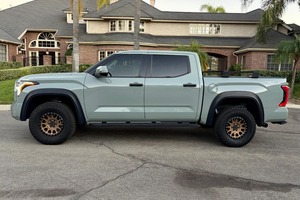 Toyota Tundra Limited CrewMax 4x4 Twin-Turbo V6, TRD Off-Road, usada, premium, año 2022 - Product Image 2