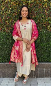 Kurti pantalon et dupatta en soie romaine haut de gamme tendance avec travail manuel, qualité d'exportation indienne, fabricant de mode féminine - Product Image 6