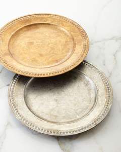 Fer de ferme rustique pour plaque de chargeur Détails écologiques et anciens pour un style de table de qualité supérieure pour les occasions formelles - Product Image 1