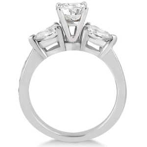 Anillo de Compromiso con Diamante de Talla Pera de 0.51ct y Tres Piedras en Platino - Colección de Anillos de Diamantes Elegantes - Product Image 1
