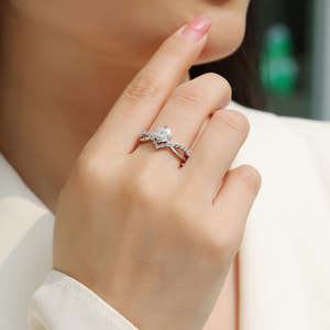 Bague de fiançailles en argent sterling S925 avec diamant CZ rond brillant de 1 carat, alliance torsadée en V avec pierres latérales en forme de couronne - Product Image 2