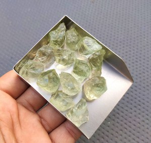 10 Uds. De piedras en bruto sin pulir de amatista verde Natural, gemas sueltas de 14-18MM para hacer joyas, gemas crudas de amatista verde - Product Image 4