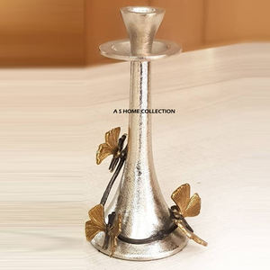 Porte-bougie de luxe en métal argenté brillant et poli, décoratif pour mariage et maison, avec papillons plaqués or, au look attrayant. - Product Image 1