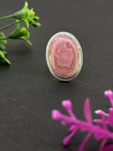 Bague artisanale en argent sterling 925 massif avec cabochon ovale en rhodochrosite naturelle, sertie clos, pierre de naissance fine, style bohème vintage, pour la guérison - Product Image 3