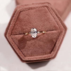 Bague de fiançailles solitaire flottante en or massif 10 carats pour femme Style classique taille ovale diamant cultivé en laboratoire certifié IGI pour mariage - Product Image 2