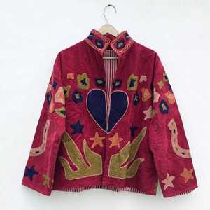 Veste en velours brodée rouge Suzani, style bohème, motif floral, manteau d'hiver en velours Suzani - Product Image 1