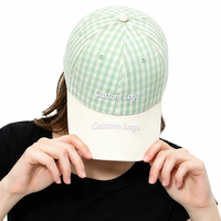 Topi Baseball Gingham Kotak-kotak Katun Merah Putih 6 Panel Dapat Disesuaikan Bordir Logo Kustom Unisex Pelindung Matahari Musim Panas