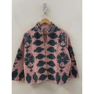 Chaqueta de Algodón Tipo Waffle Ecológica con Bordado Floral Suzani en Color Rosa Polvoriento, Cuello Mandarín, Estilo Bohemio para la Temporada de Primavera - Product Image 5