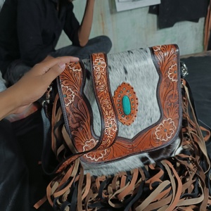 Sac à bandoulière en cuir de vachette avec franges et pompons de style occidental de luxe, sac à main personnalisé pour l'automne, prêt à être expédié - Product Image 3