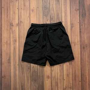 Pantalones cortos negros con estampado personalizado para hombre al por mayor patrón sólido cintura elástica moda de calle con bolsillos estilo informal - Product Image 4