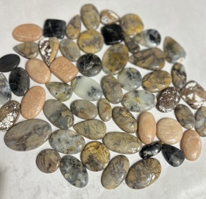 Piedras preciosas sueltas de cabujón de tamaño personalizado de alta calidad Piedras mixtas naturales de varias formas para la fabricación de joyas - Product Image 1