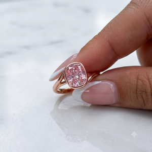 Bague de fiançailles et de mariage classique en or rose 18 carats avec diamant de laboratoire rose vif fantaisie taille coussin de 3,00 carats, certifié IGI - Product Image 3